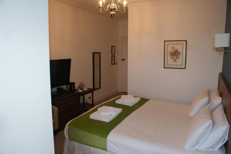 Deluxe Double or Twin Room image 3