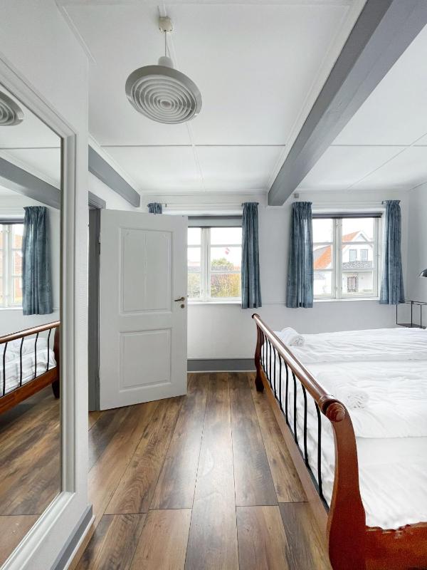 One-Bedroom Apartment with Sofa Bed & Private Bathroom image 4