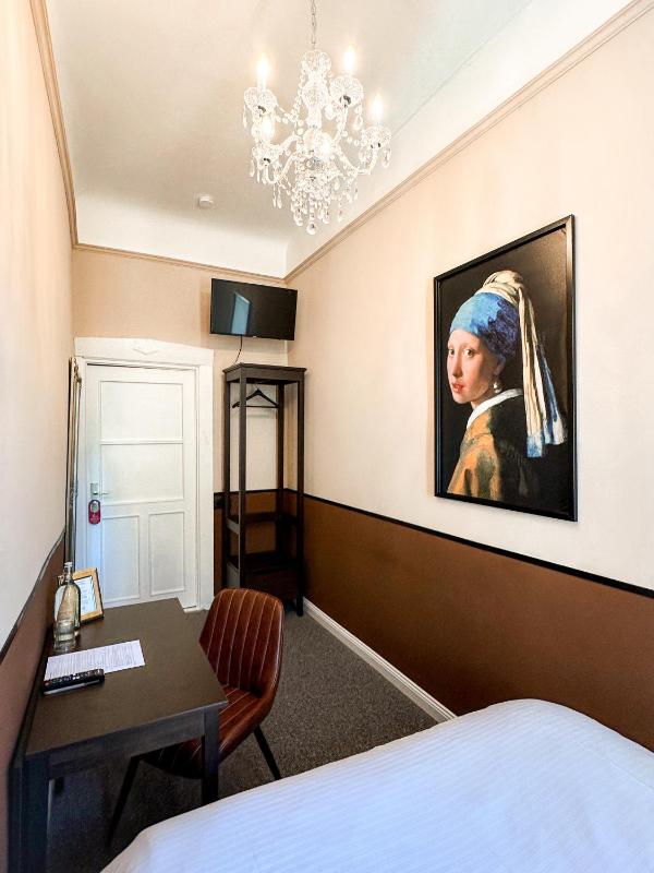 Basic Single Room with Shared Bathroom image 3