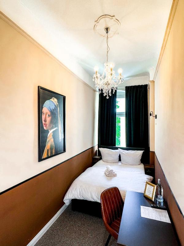 Basic Single Room with Shared Bathroom image 1