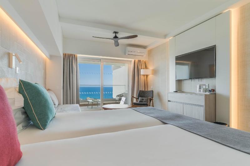 Double or Twin Room with Sea View (2 Adults + 1 Child) image 4