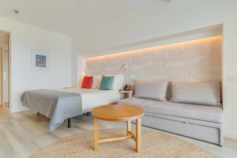 Standard Double or Twin Room with Sea View image 4