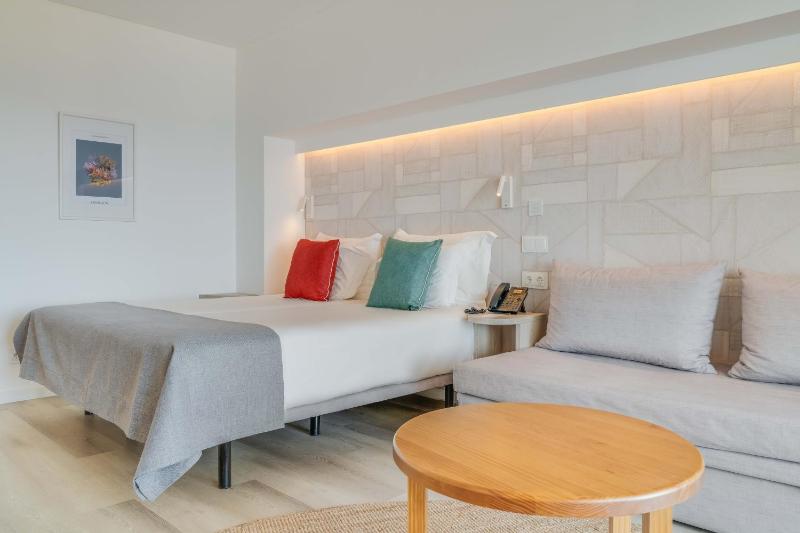 Standard Double or Twin Room with Sea View image 3