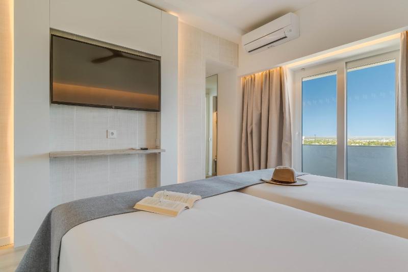 Twin Room with Garden View image 3