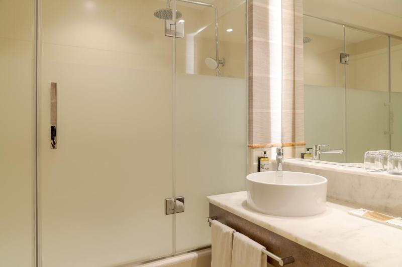 Family Room (2 Adults + 2 Children) image 2