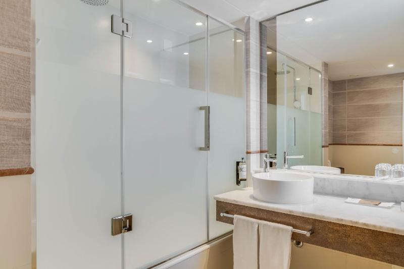 Superior Family Room (2 Adults + 2 Children) image 2