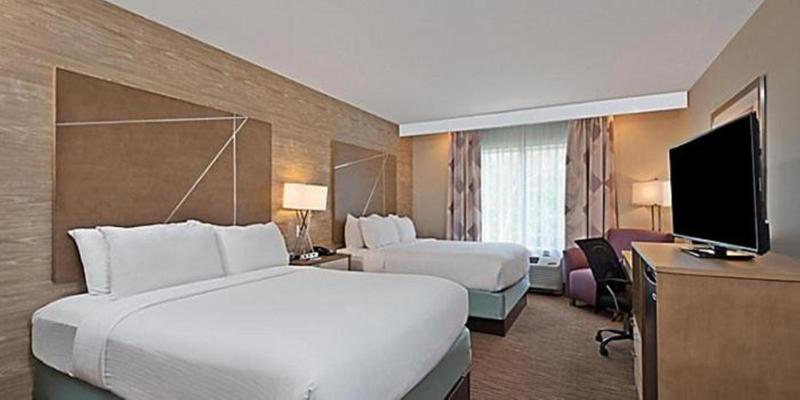 Standard Queen Room with Two Queen Beds - Communications Accessible image 4