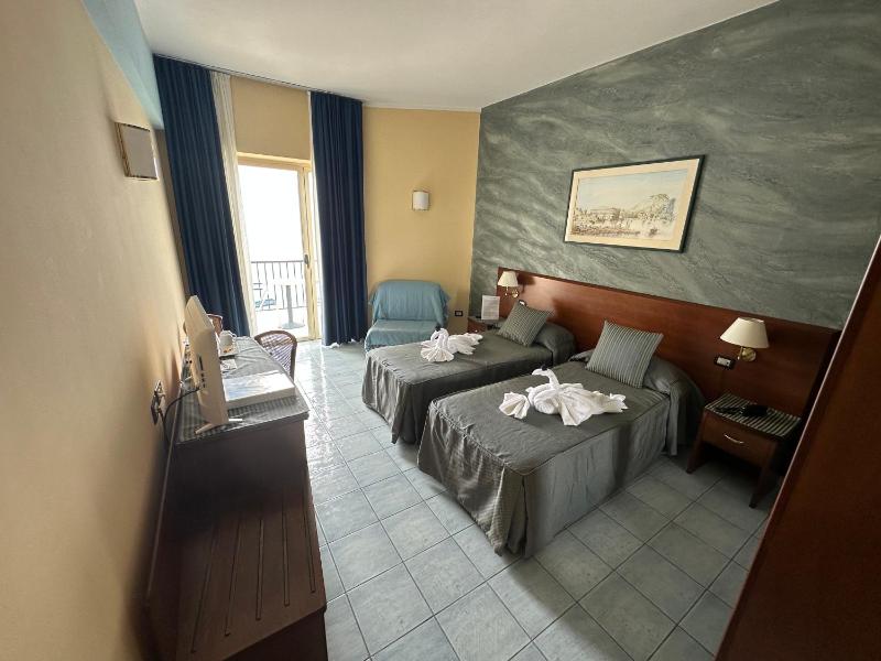 Large Double Room image 1