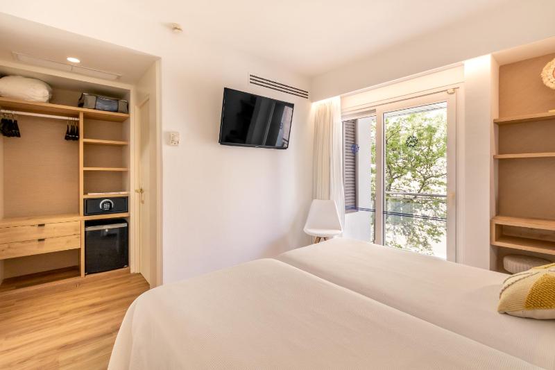 Twin Room image 3