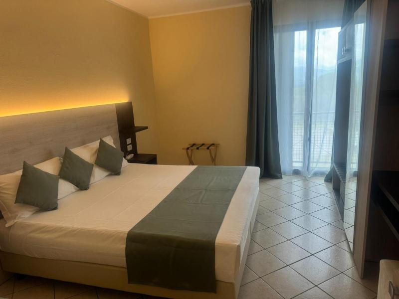 Deluxe Triple Room image 4