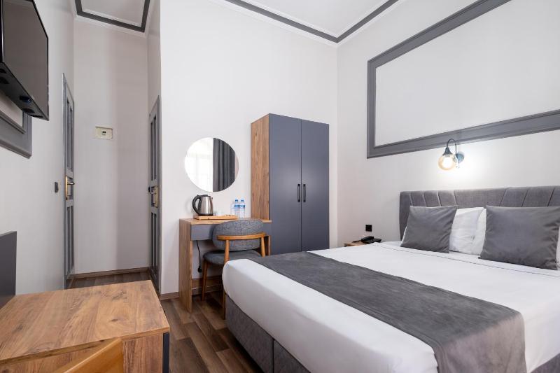 Standard Double or Twin Room image 4