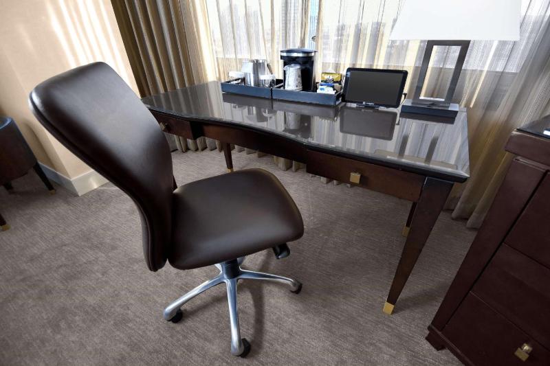 Deluxe Corner King Room