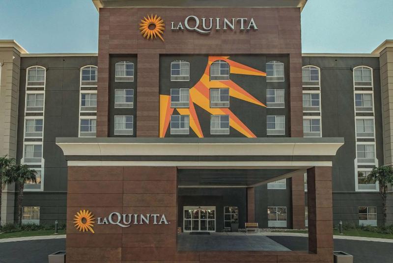 La Quinta Inn & Suites by Wyndham San Antonio Downtown - image 29