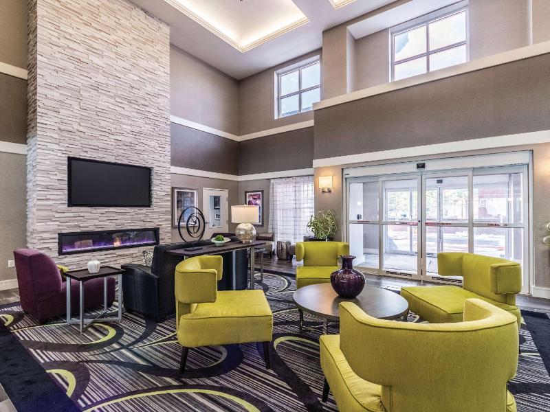 La Quinta Inn & Suites by Wyndham San Antonio Downtown - image 28