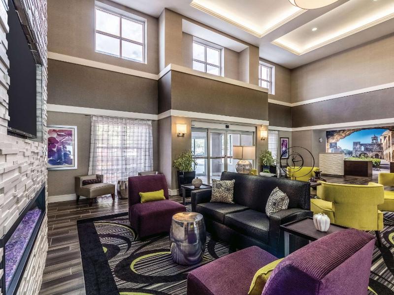 La Quinta Inn & Suites by Wyndham San Antonio Downtown - image 9