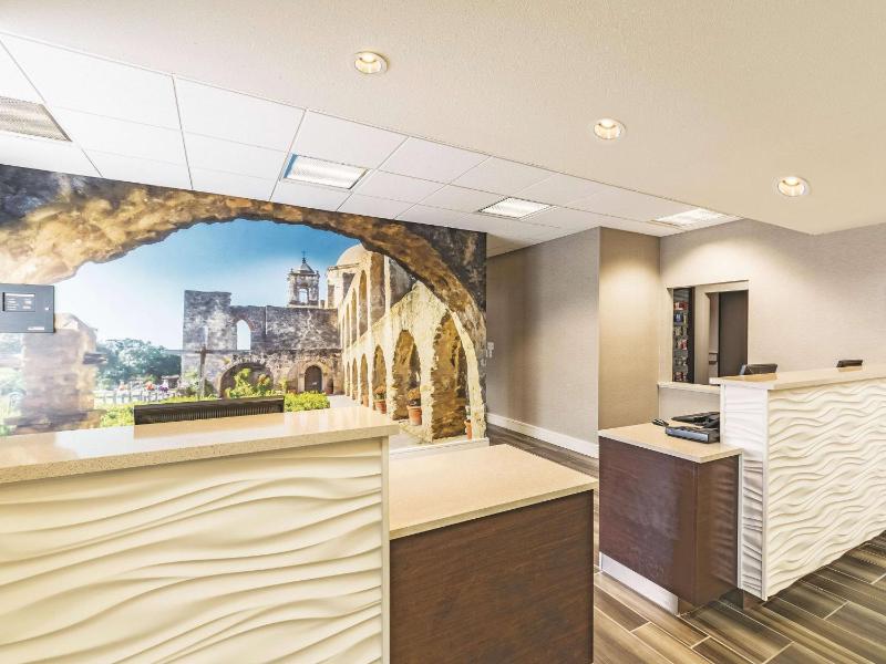 La Quinta Inn & Suites by Wyndham San Antonio Downtown - image 8