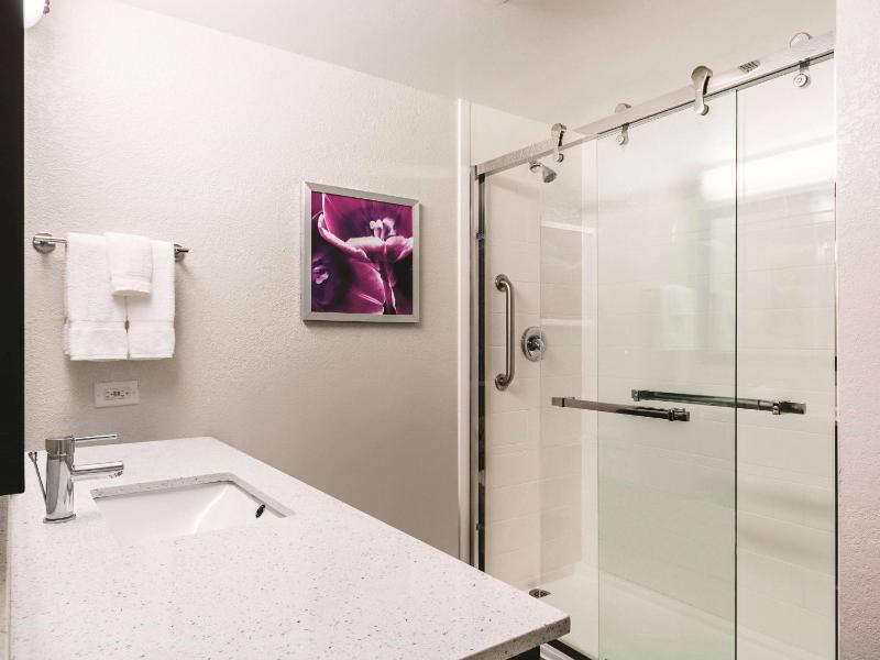 La Quinta Inn & Suites by Wyndham San Antonio Downtown - image 47
