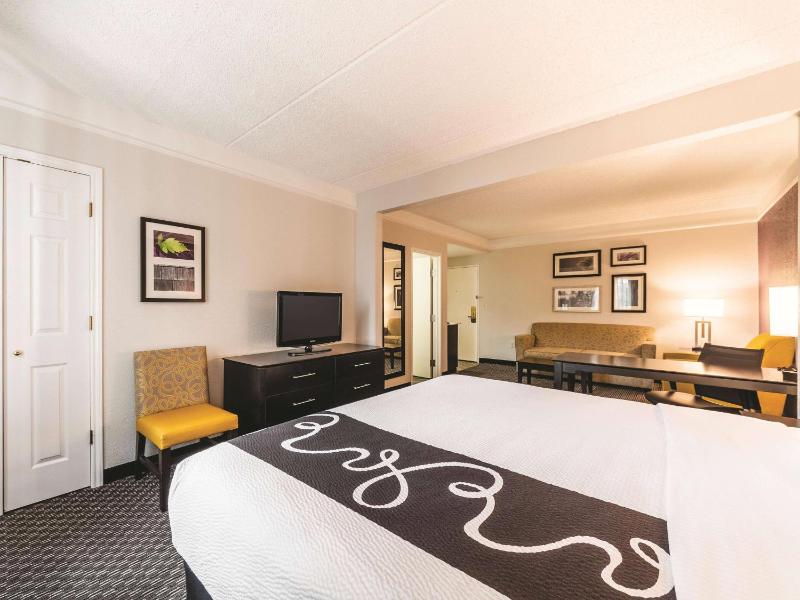 La Quinta Inn & Suites by Wyndham San Antonio Downtown - image 12