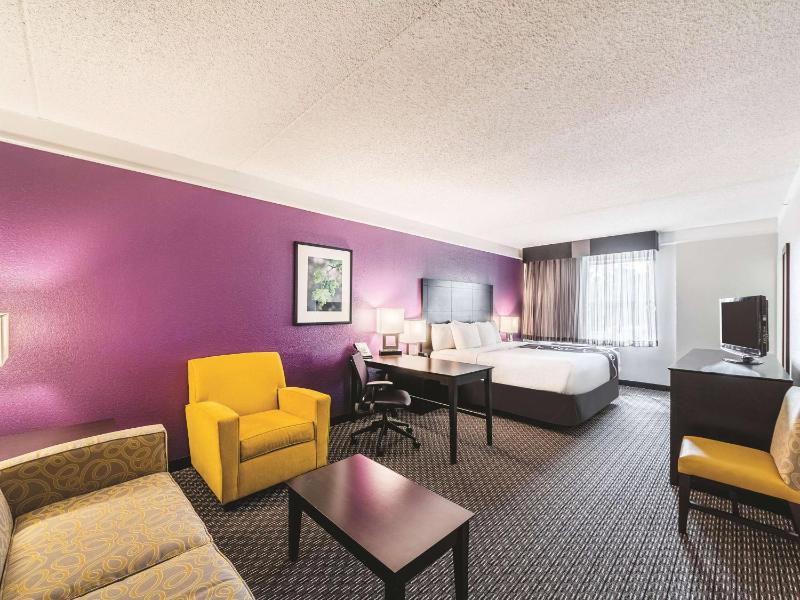 La Quinta Inn & Suites by Wyndham San Antonio Downtown - image 40