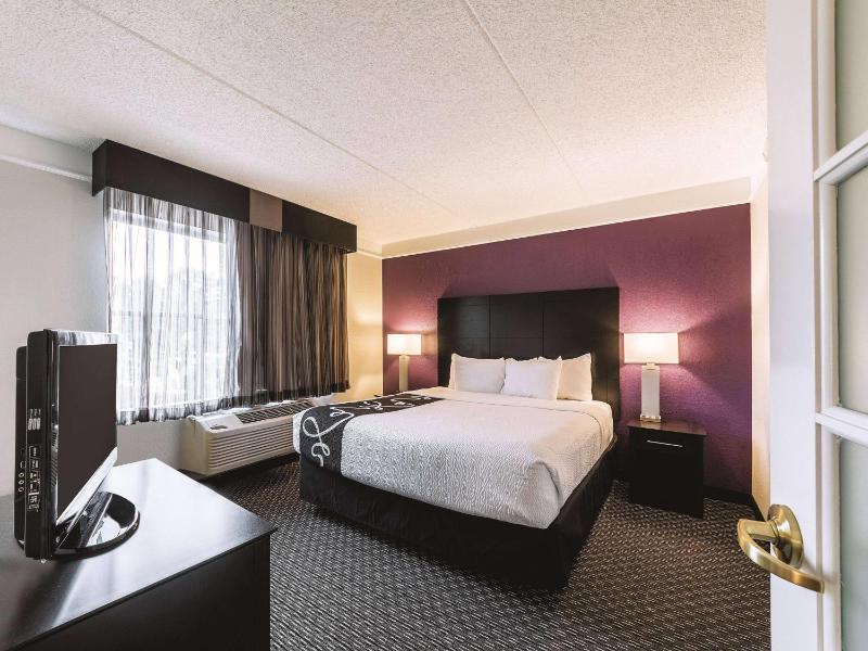 La Quinta Inn & Suites by Wyndham San Antonio Downtown - image 16