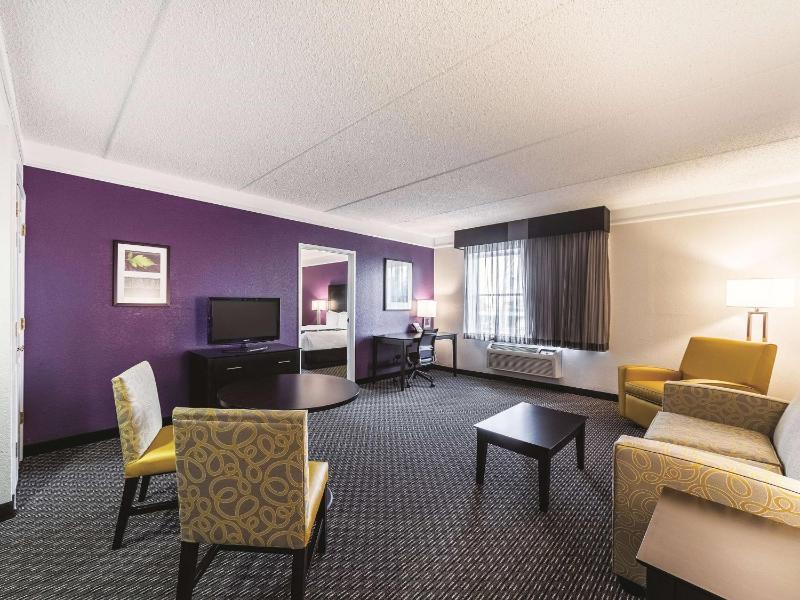 La Quinta Inn & Suites by Wyndham San Antonio Downtown - image 13