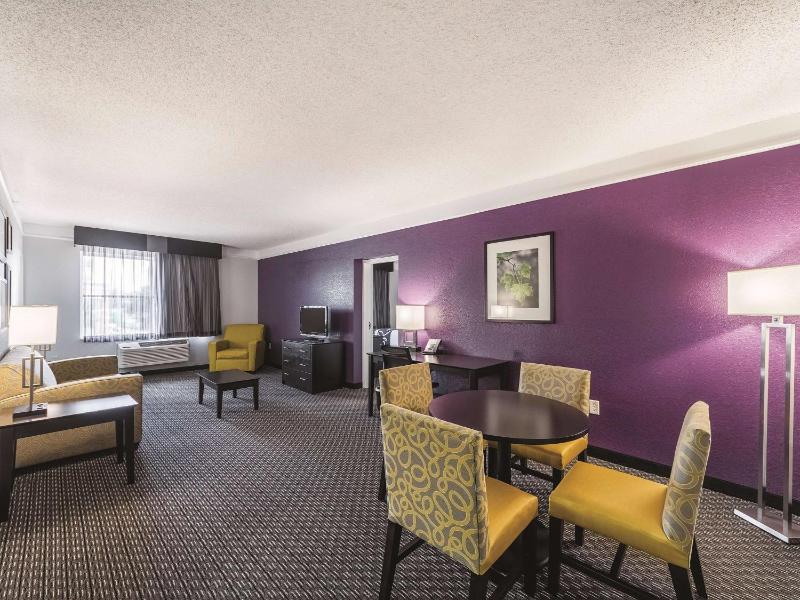 La Quinta Inn & Suites by Wyndham San Antonio Downtown - image 17
