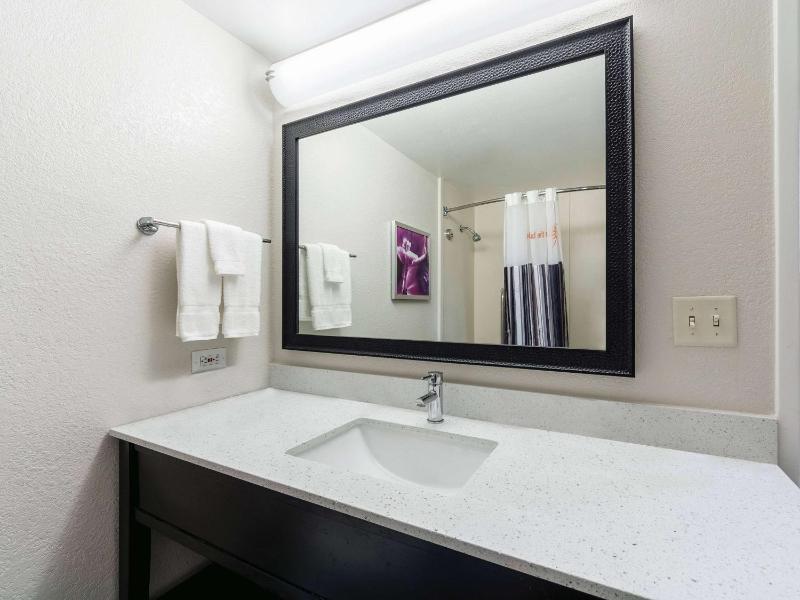 La Quinta Inn & Suites by Wyndham San Antonio Downtown - image 10