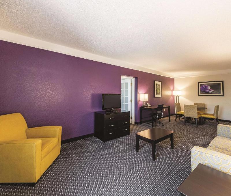 La Quinta Inn & Suites by Wyndham San Antonio Downtown - image 32