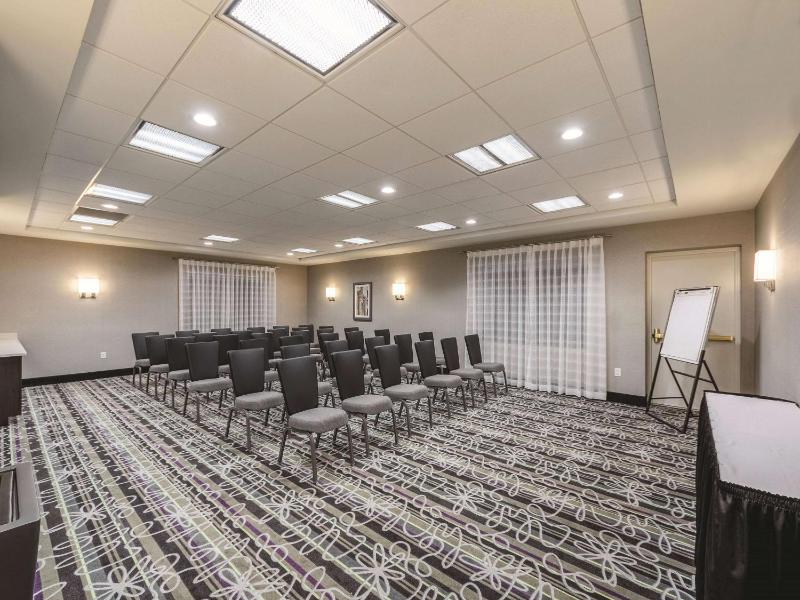 La Quinta Inn & Suites by Wyndham San Antonio Downtown - image 25