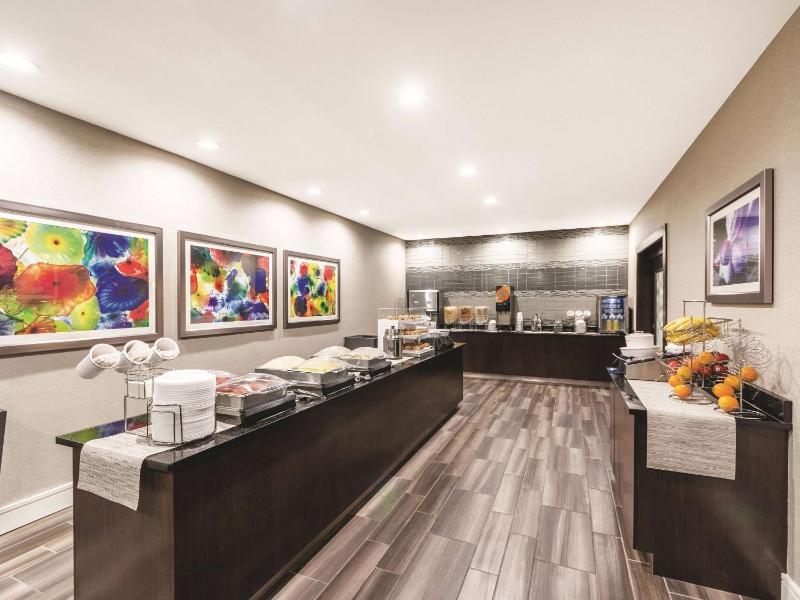 La Quinta Inn & Suites by Wyndham San Antonio Downtown - image 42