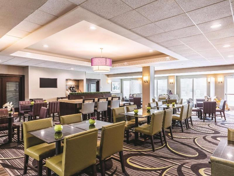 La Quinta Inn & Suites by Wyndham San Antonio Downtown - image 46