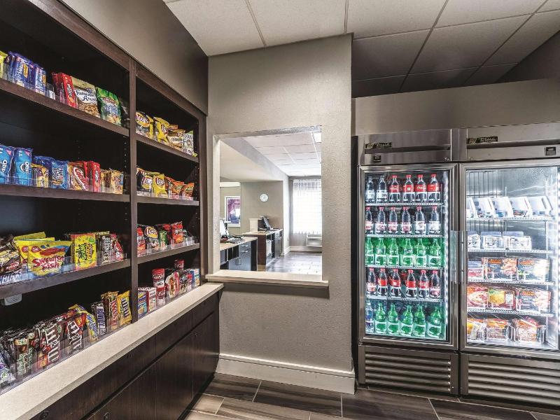 La Quinta Inn & Suites by Wyndham San Antonio Downtown - image 35