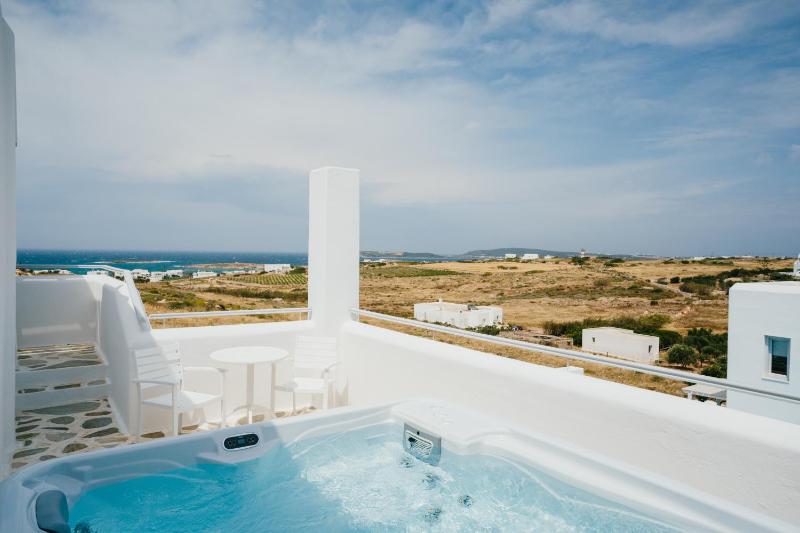 Family Suite with Jetted Tub and Sea View image 1