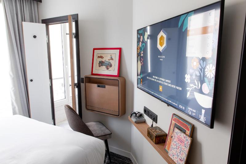 Small Double Room image 3