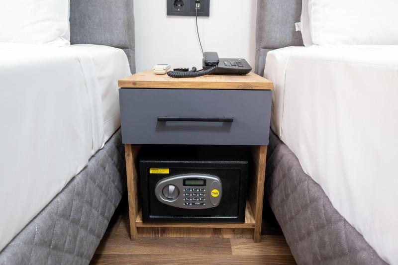 Standard Triple Room with Sea View image 2