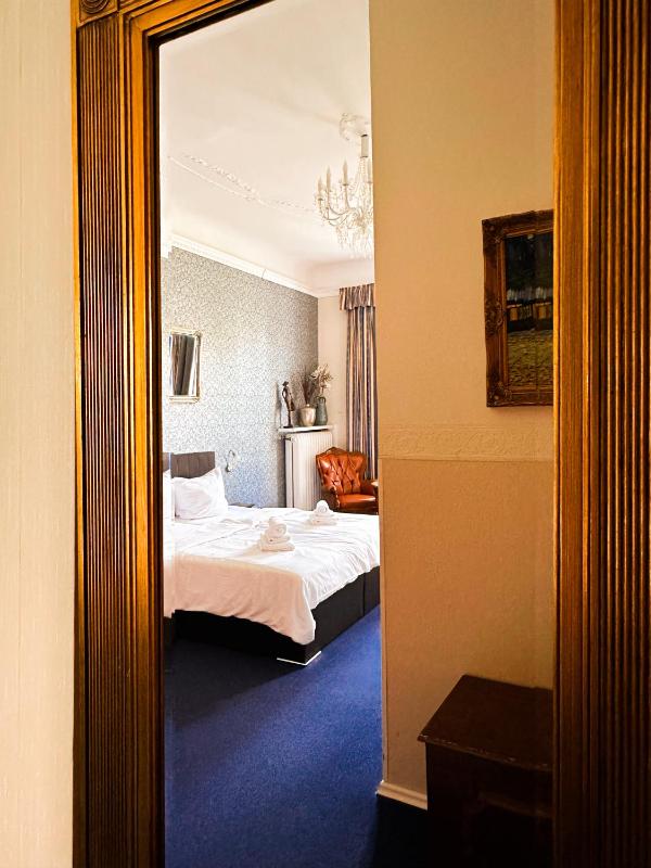 Double Room with Private Bathroom image 3
