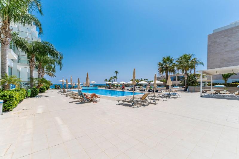 DIANA - Coralli Beachfront Apartment - image 6