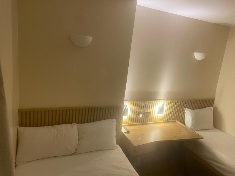 En Suite Triple Room image 4
