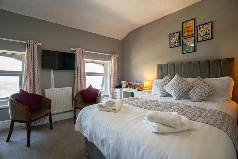 Deluxe Family Room image 3