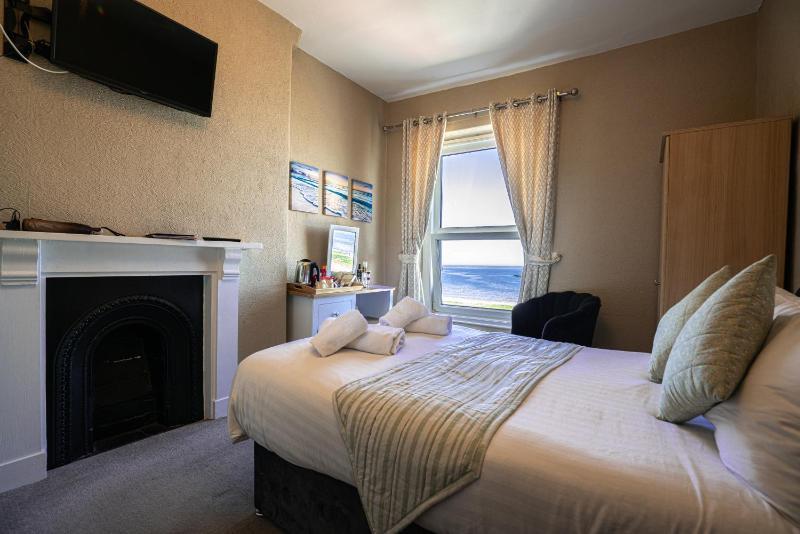 Double Room with Sea View image 3