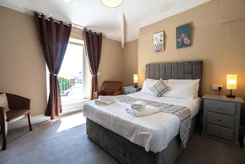Large Double Room image 1