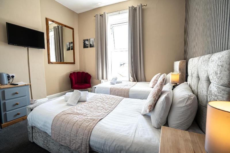Standard Twin Room image 4