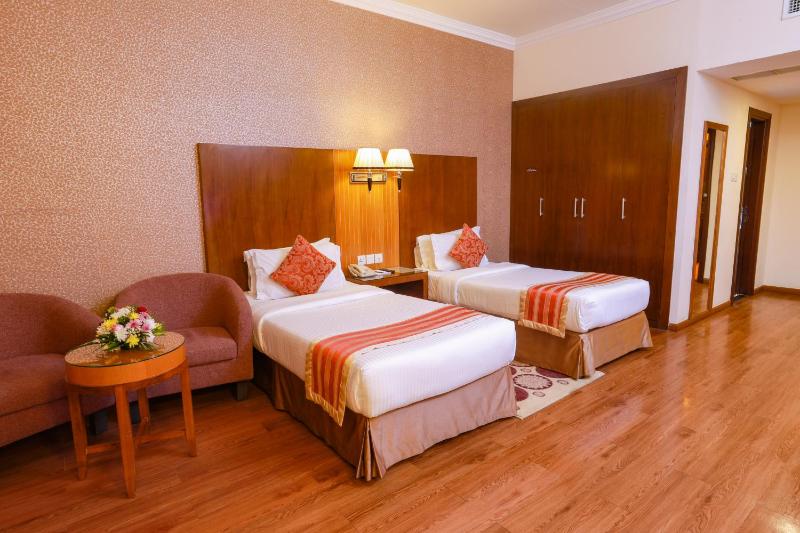 Standard Twin Room image 4