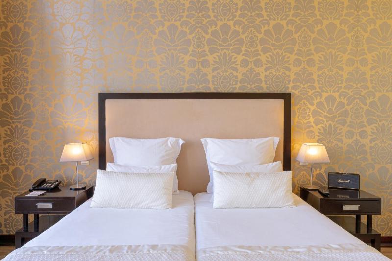 Premium Twin Room image 3