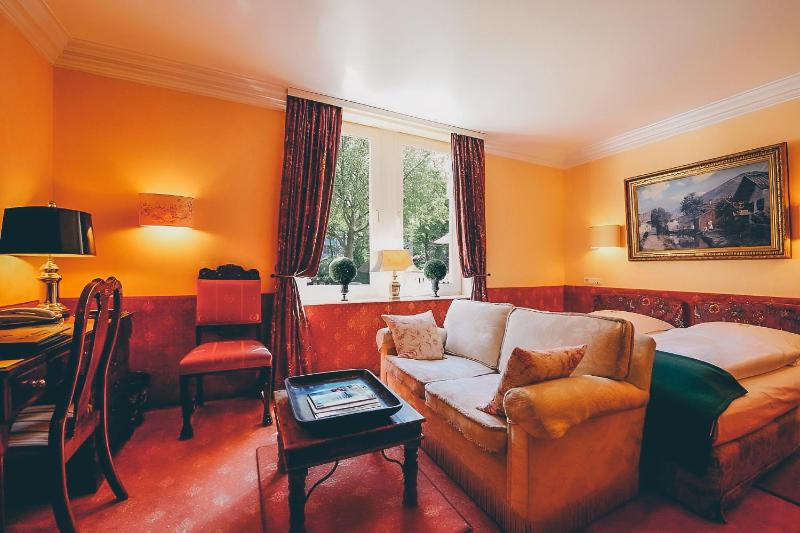 Family Room image 4