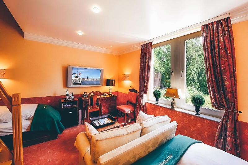 Family Room image 1