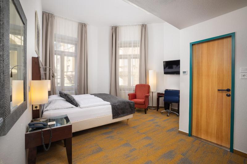 Double or Twin Room image 4