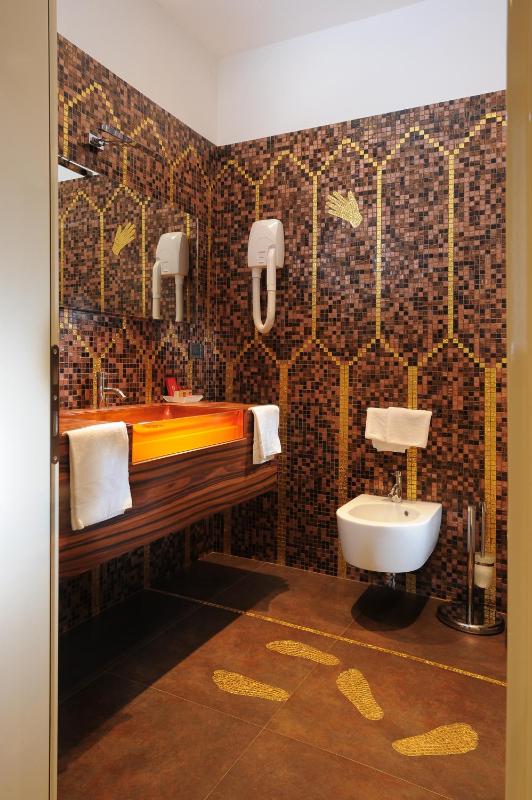 Exclusive Double Room with Canal View image 2