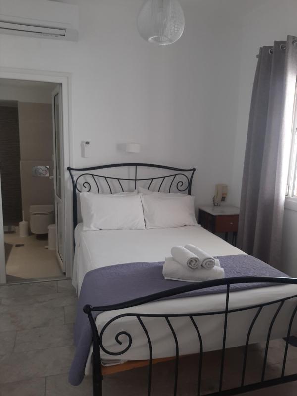 Single Room with Bathroom image 3