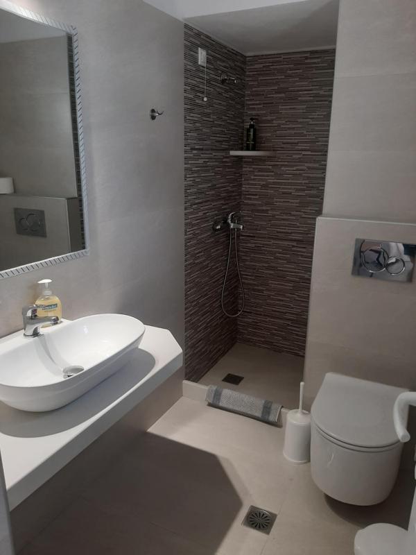 Single Room with Bathroom image 4